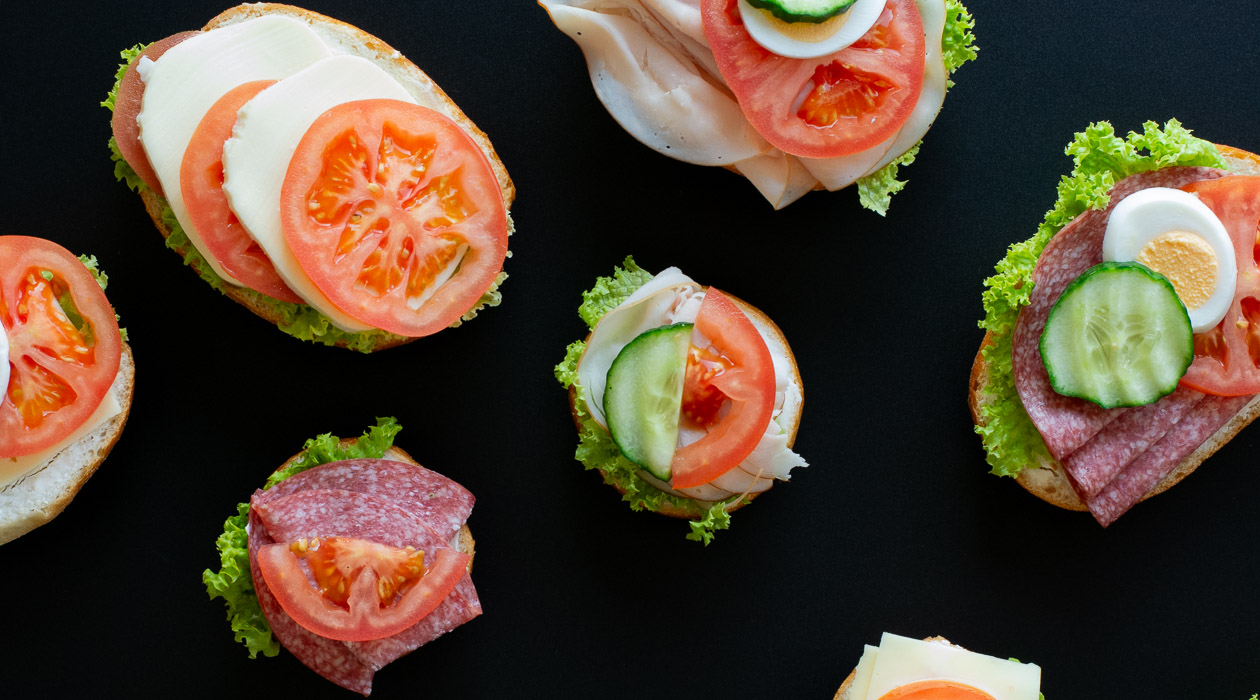 Belegte Brötchen für Catering in Vogelperspektive