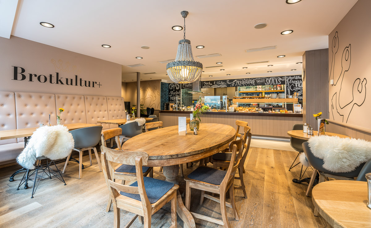 Sitzbereich in der Kaisers Gute Backstube Filiale Schallstadt Café Endlos