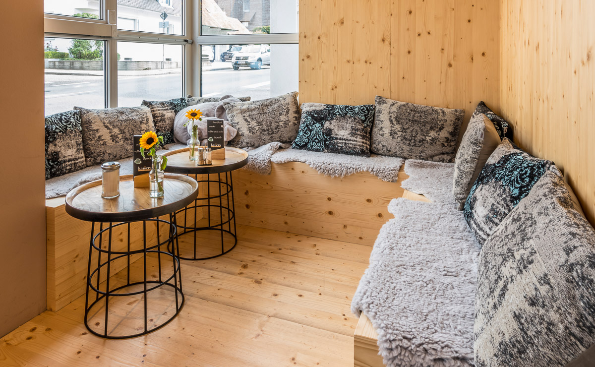 Sitzbereich in der Kaisers Gute Backstube Filiale Schallstadt Café Endlos