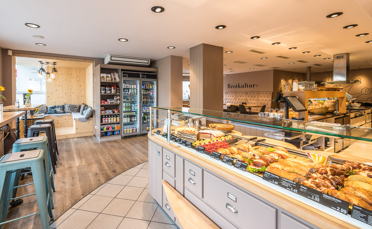 Verkaufstheke der Kaisers Gute Backstube Filiale Schallstadt Café Endlos mit Brot und Backwaren