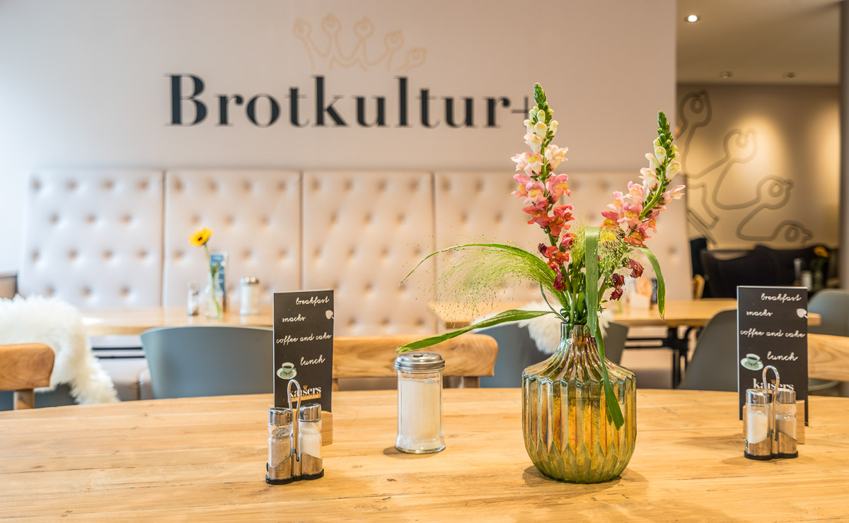 Detail der Innengestaltung in der Kaisers Gute Backstube Filiale Schallstadt Café Endlos