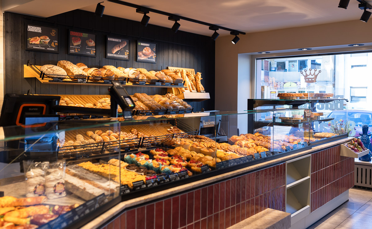 Verkaufstheke der Kaisers Gute Backstube Filiale Umkirch mit Brot und Backwaren Verkaufstheke der Kaisers Gute Backstube Filiale Umkirch mit Brot und Backwaren