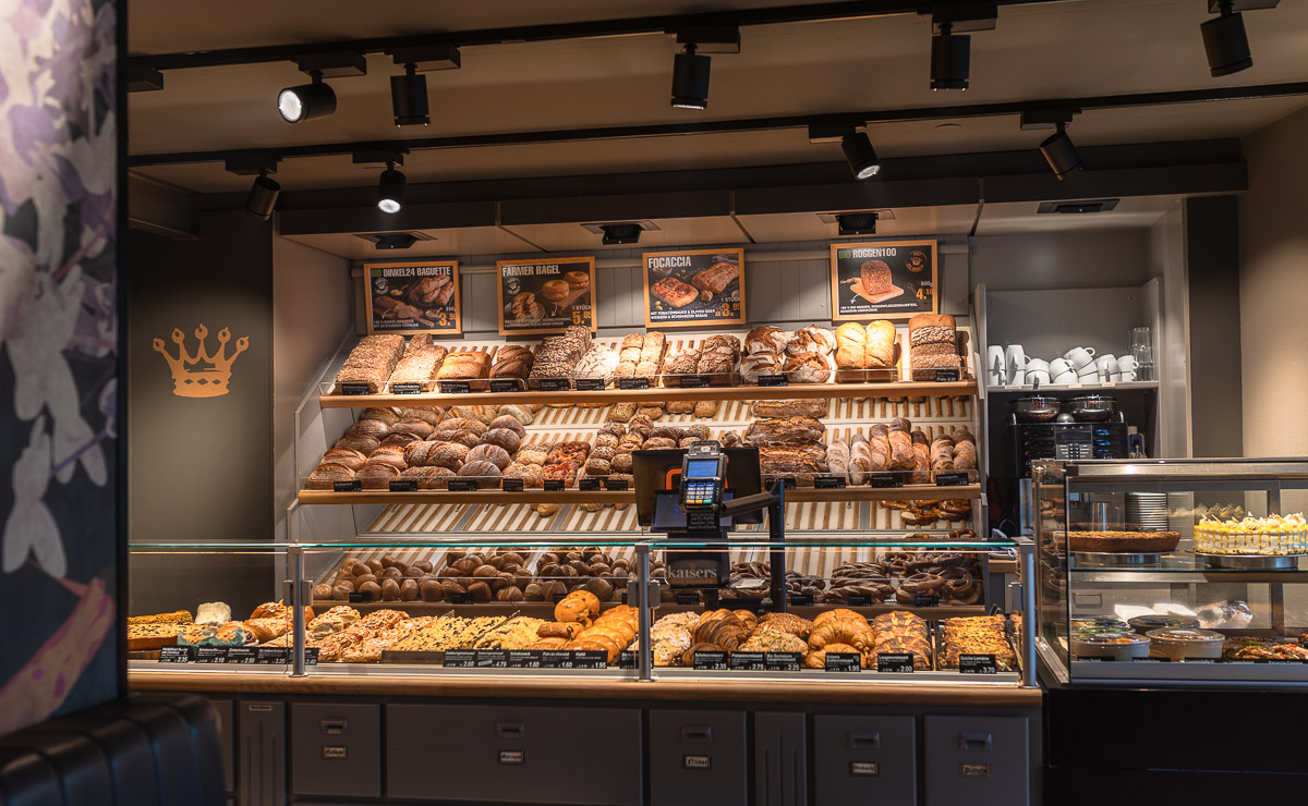 Brot- und Backwarenauslage in der Kaisers Gute Backstube Filiale Bad Krozingen Grabenstraße Brot- und Backwarenauslage in der Kaisers Gute Backstube Filiale Bad Krozingen Grabenstraße