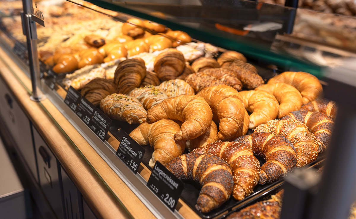 Backwaren wie Croissants im Detail in der Kaisers Gute Backstube Filiale Bad Krozingen Grabenstraße Backwaren wie Croissants im Detail in der Kaisers Gute Backstube Filiale Bad Krozingen Grabenstraße