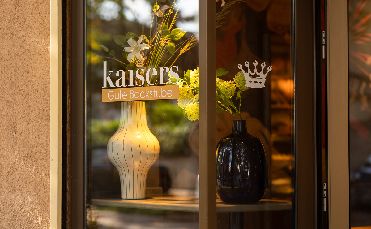Detail der Innengestaltung und Dekoration in der Kaisers Gute Backstube Filiale Bad Krozingen Grabenstraße Detail der Innengestaltung und Dekoration in der Kaisers Gute Backstube Filiale Bad Krozingen Grabenstraße