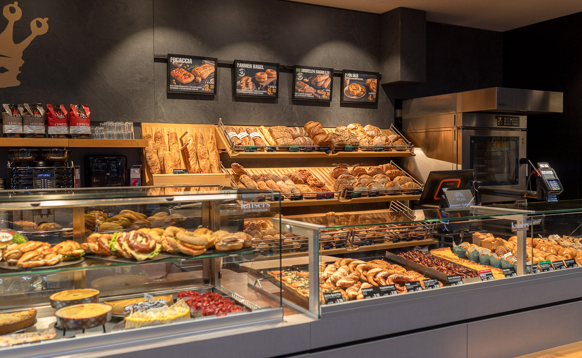 Verkaufstheke der Kaisers Gute Backstube Filiale Lörrach REWE mit Brot und Backwaren