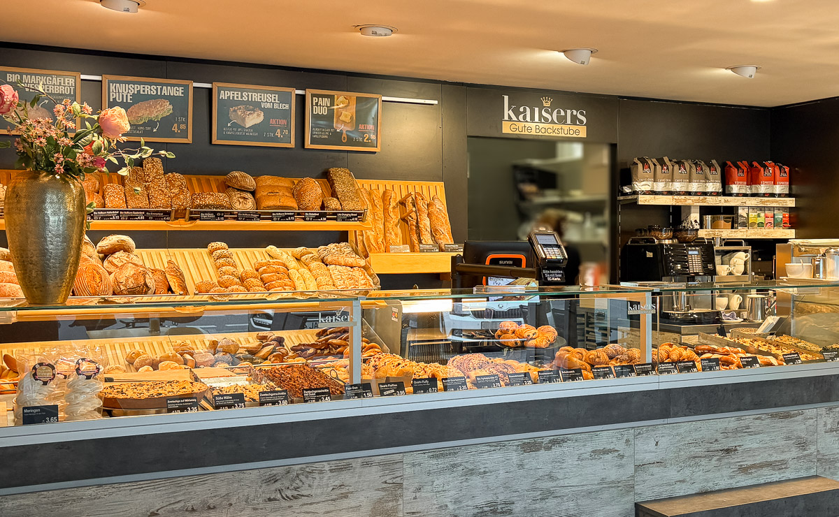 Verkaufstheke der Kaisers Gute Backstube Filiale Freiburg-Haslach mit Brot und Backwaren Verkaufstheke der Kaisers Gute Backstube Filiale Freiburg-Haslach mit Brot und Backwaren