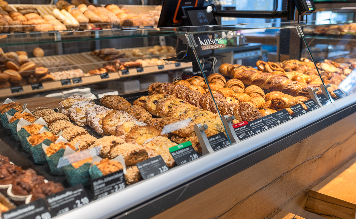Verkaufstheke der Kaisers Gute Backstube Filiale Pfaffenweiler mit Brot und Backwaren Verkaufstheke der Kaisers Gute Backstube Filiale Pfaffenweiler mit Brot und Backwaren