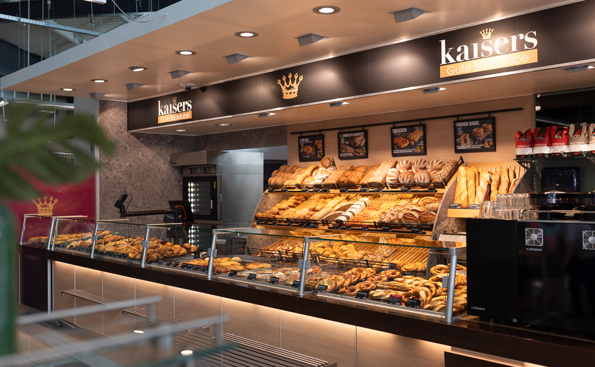 Verkaufstheke der Kaisers Gute Backstube Filiale Heitersheim REWE mit Brot und Backwaren Verkaufstheke der Kaisers Gute Backstube Filiale Heitersheim REWE mit Brot und Backwaren