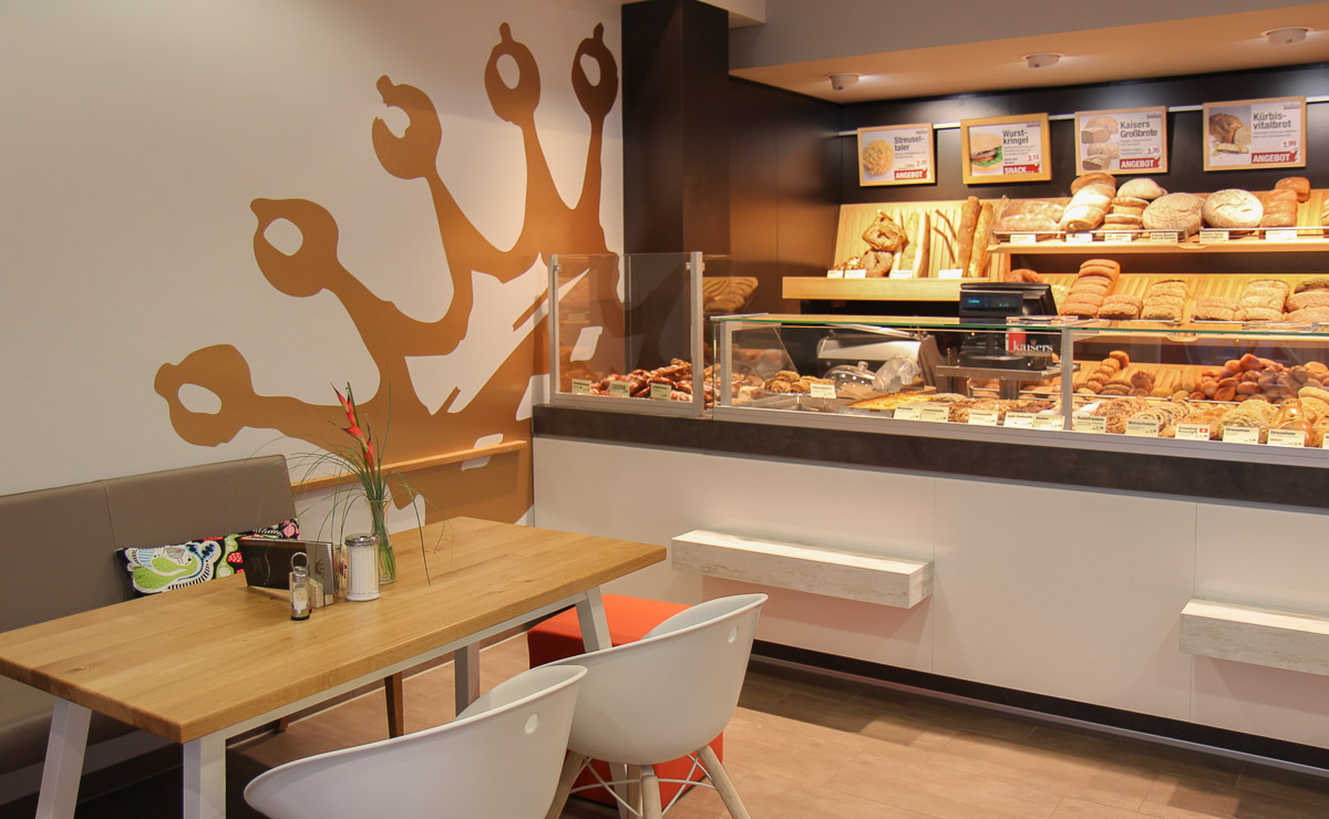 Verkaufstheke der Kaisers Gute Backstube Filiale Freiburg-St. Georgen mit Brot und Backwaren und Sitzbereich Verkaufstheke der Kaisers Gute Backstube Filiale Freiburg-St. Georgen mit Brot und Backwaren und Sitzbereich