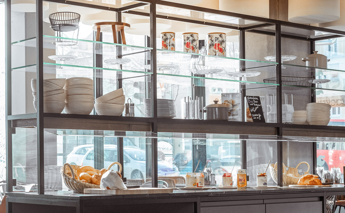 Innenansicht der Kaisers Gute Backstube Filiale Freiburg Living Art mit Buffet als Raumteiler