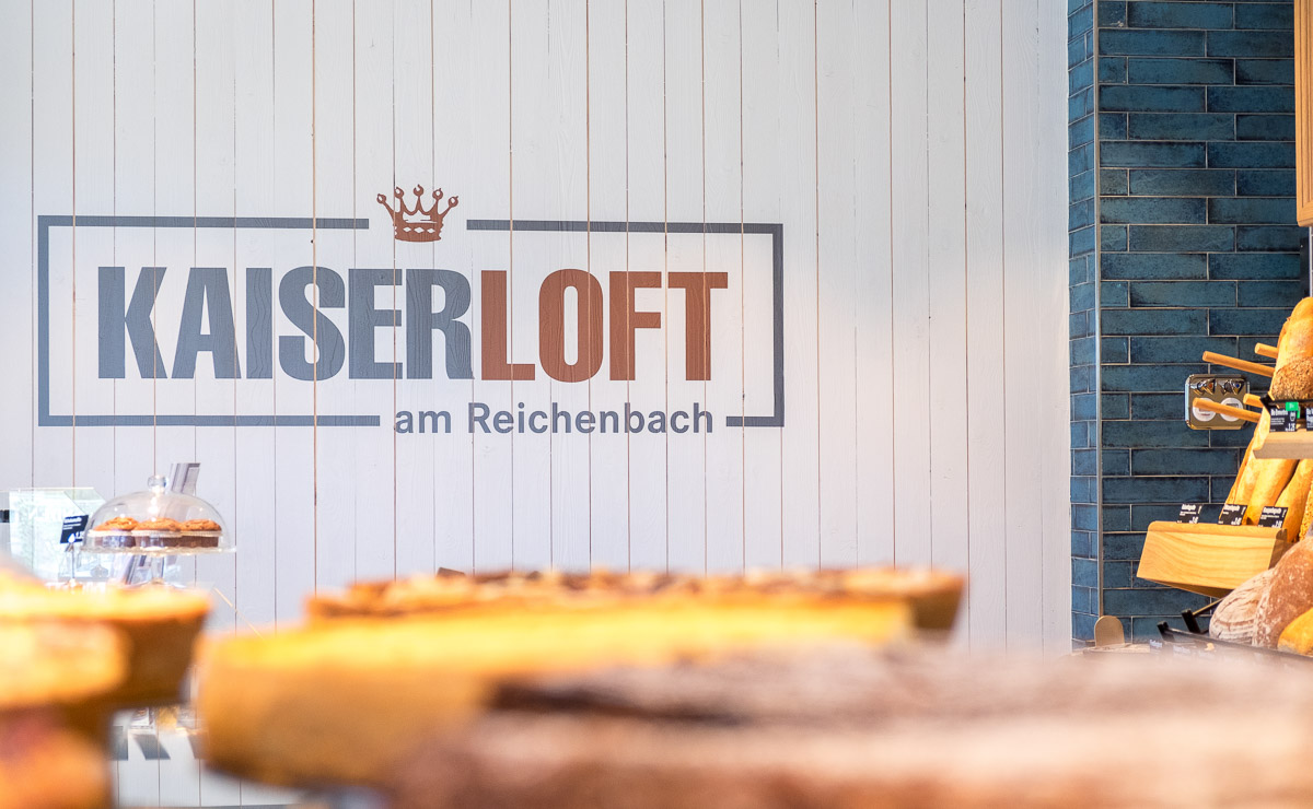Detailaufnahme des Kaiserloft-Logos in der Kaisers Gute Backstube Filiale Merzhausen Kaiserloft