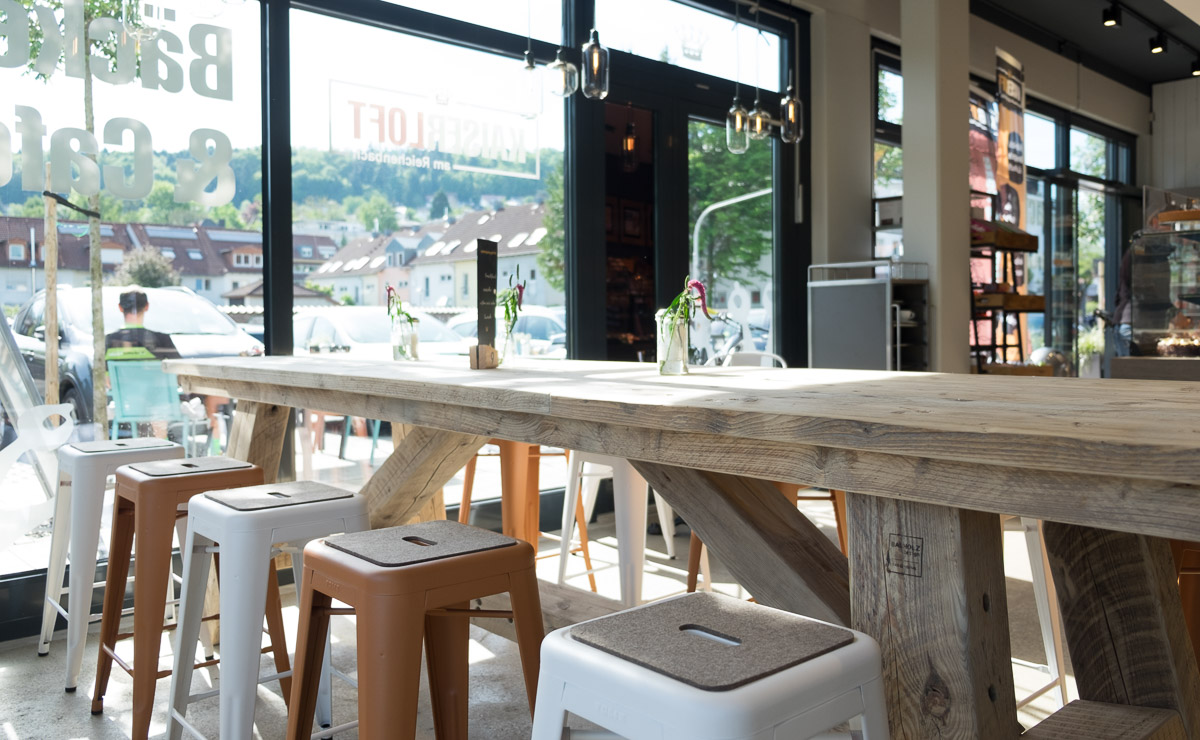 Sitzbereich in der Kaisers Gute Backstube Filiale Merzhausen Kaiserloft