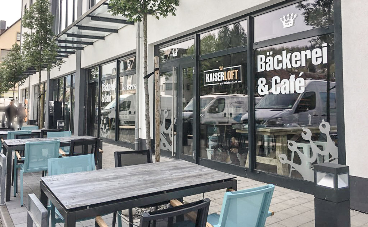 Außenansicht mit Sitzbereich der Kaisers Gute Backstube Filiale Merzhausen Kaiserloft