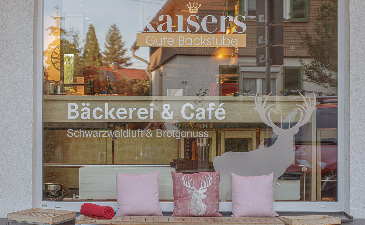 Außenansicht der Kaisers Gute Backstube Filiale Kirchzarten Schwarzwaldluft