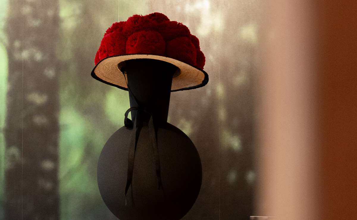 Detailaufnahme von einer schwarzen Büste mit Bommelhut in der Kaisers Gute Backstube Filiale Kirchzarten Schwarzwaldluft