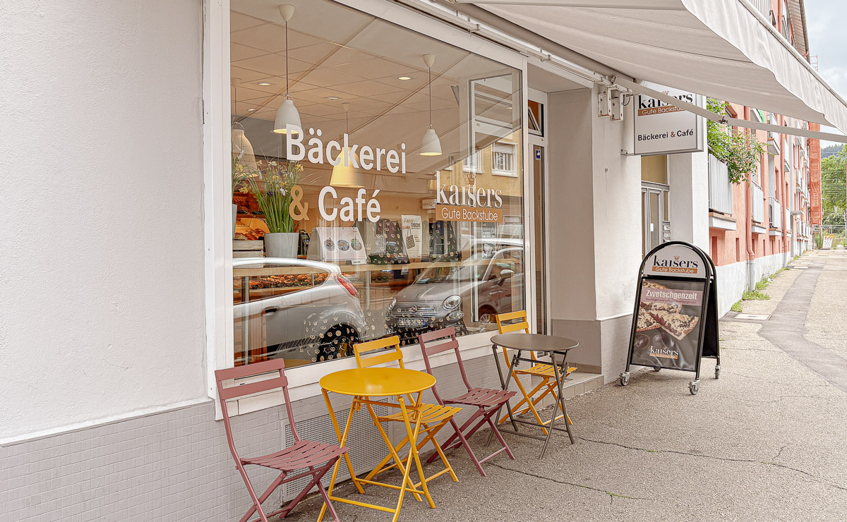 Außenansicht mit Sitzbereich der Kaisers Gute Backstube Filiale Freiburg-Stühlinger Außenansicht mit Sitzbereich der Kaisers Gute Backstube Filiale Freiburg-Stühlinger