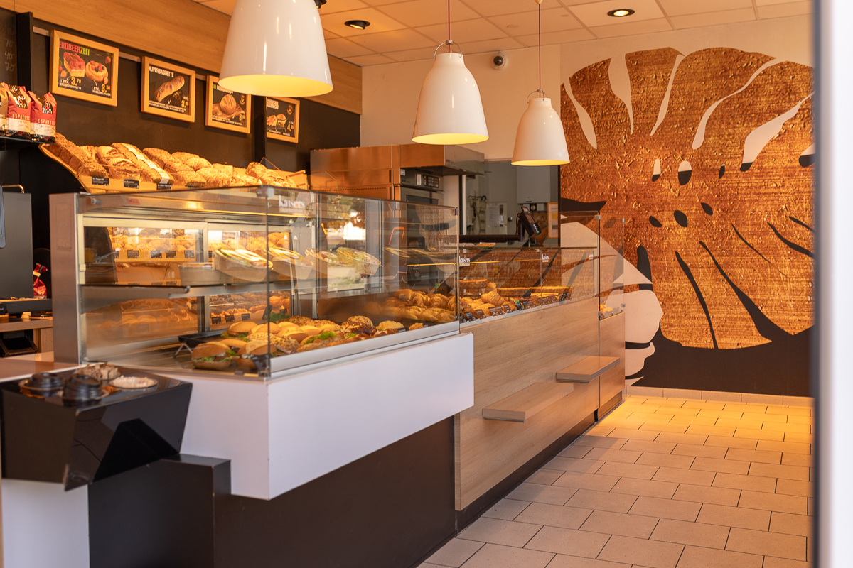 Verkaufstheke der Kaisers Gute Backstube Filiale Hartheim Penny mit Brot und Backwaren Verkaufstheke der Kaisers Gute Backstube Filiale Hartheim Penny mit Brot und Backwaren