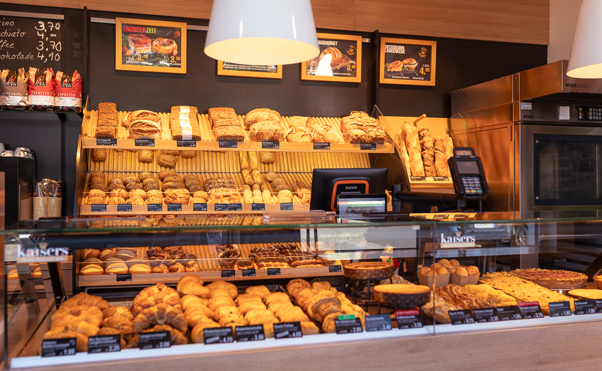 Brot- und Backwarenauslage in der Kaisers Gute Backstube Filiale Hartheim Penny Brot- und Backwarenauslage in der Kaisers Gute Backstube Filiale Hartheim Penny