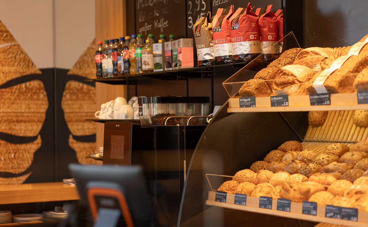 Brot- und Backwarenauslage in der Kaisers Gute Backstube Filiale Hartheim Penny und Detailaufnahme der Kaffeestation Brot- und Backwarenauslage in der Kaisers Gute Backstube Filiale Hartheim Penny und Detailaufnahme der Kaffeestation