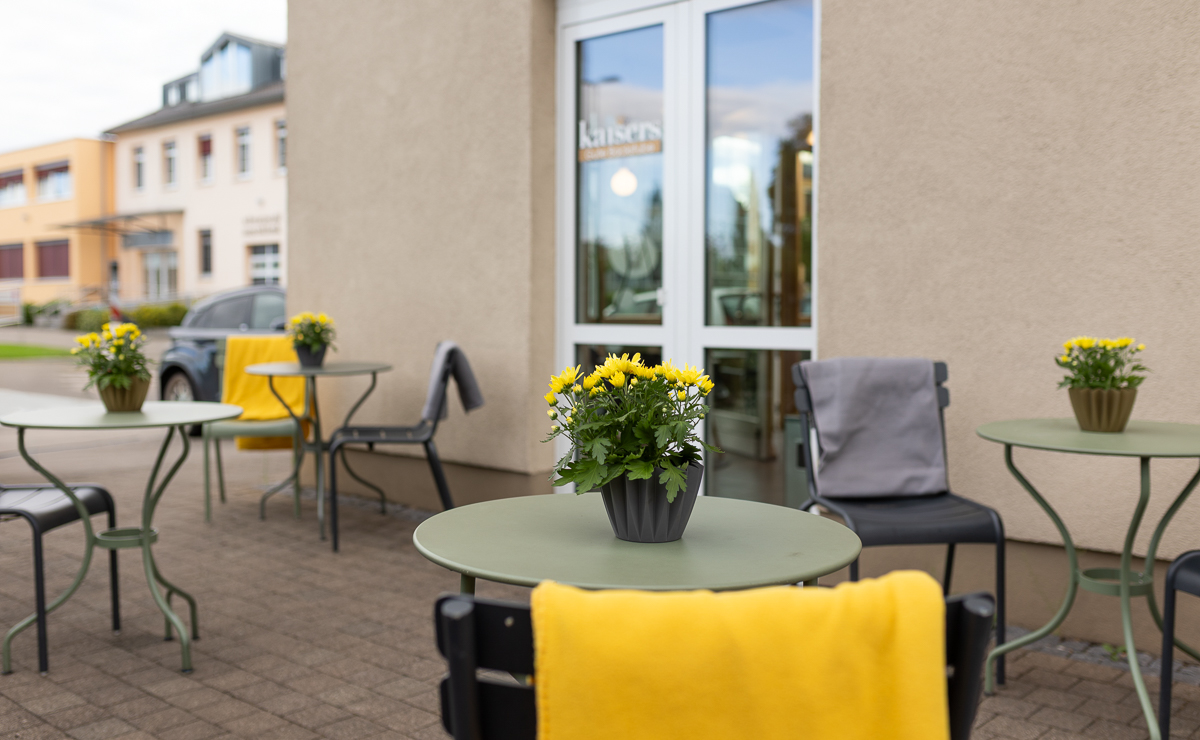 Außensitzbereich der Kaisers Gute Backstube Filiale Emmendingen auf der Terrasse am Nebeneingang