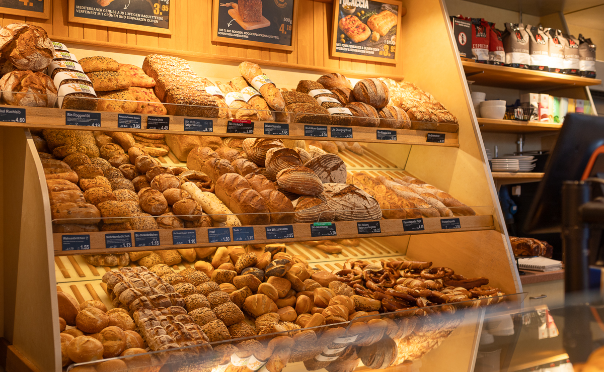 Brot- und Backwarenauslage in der Kaisers Gute Backstube Filiale Emmendingen