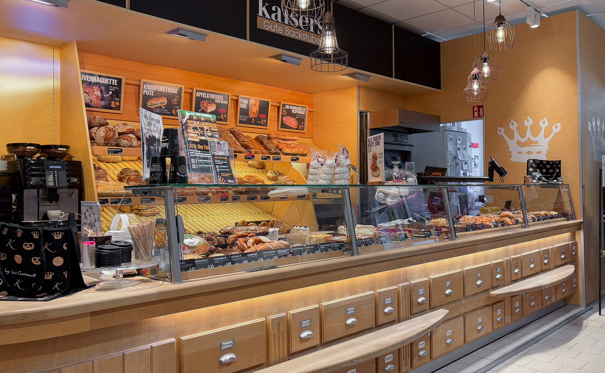 Verkaufstheke der Kaisers Gute Backstube Filiale Ehrenkirchen REWE mit Brot und Backwaren