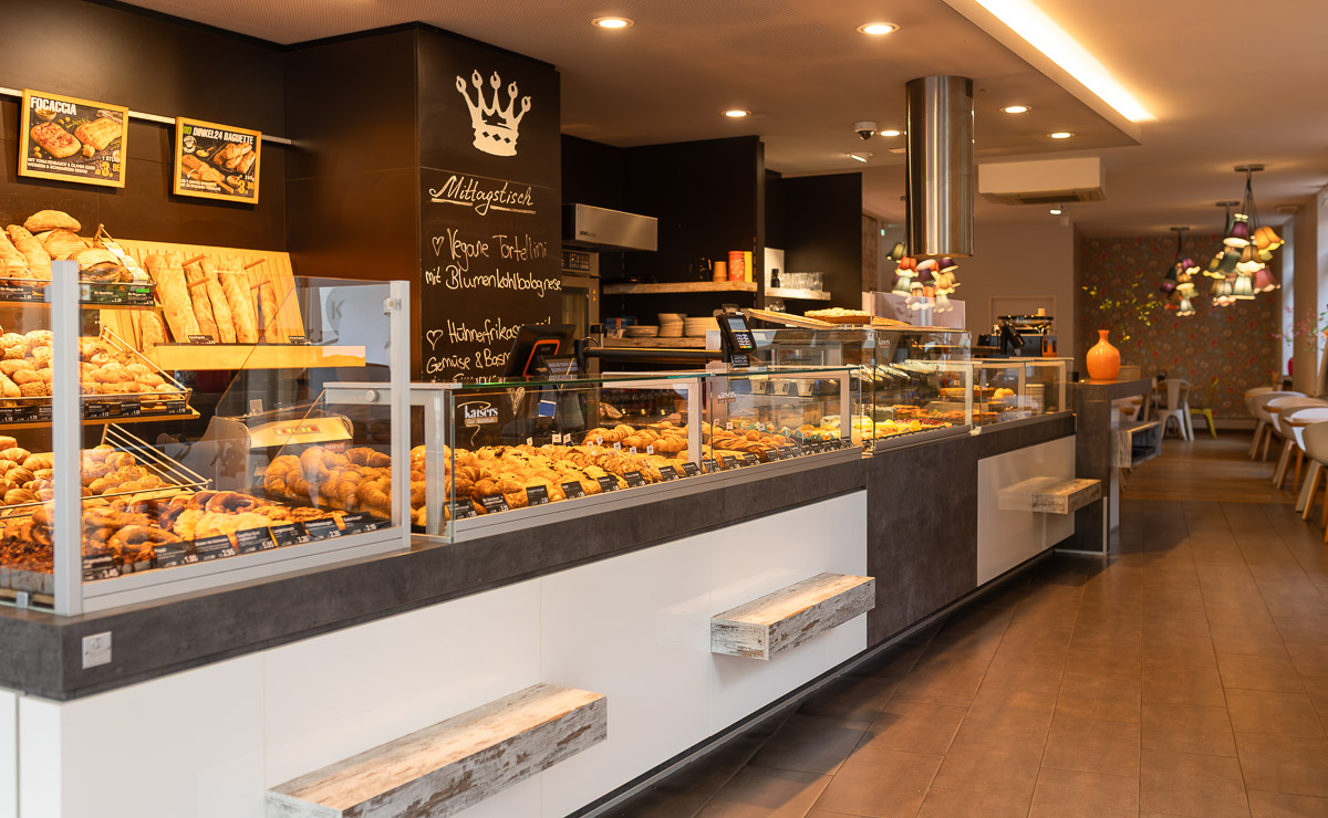 Verkaufstheke der Kaisers Gute Backstube Filiale Freiburg Rotlaubstraße mit Brot und Backwaren Verkaufstheke der Kaisers Gute Backstube Filiale Freiburg Rotlaubstraße mit Brot und Backwaren