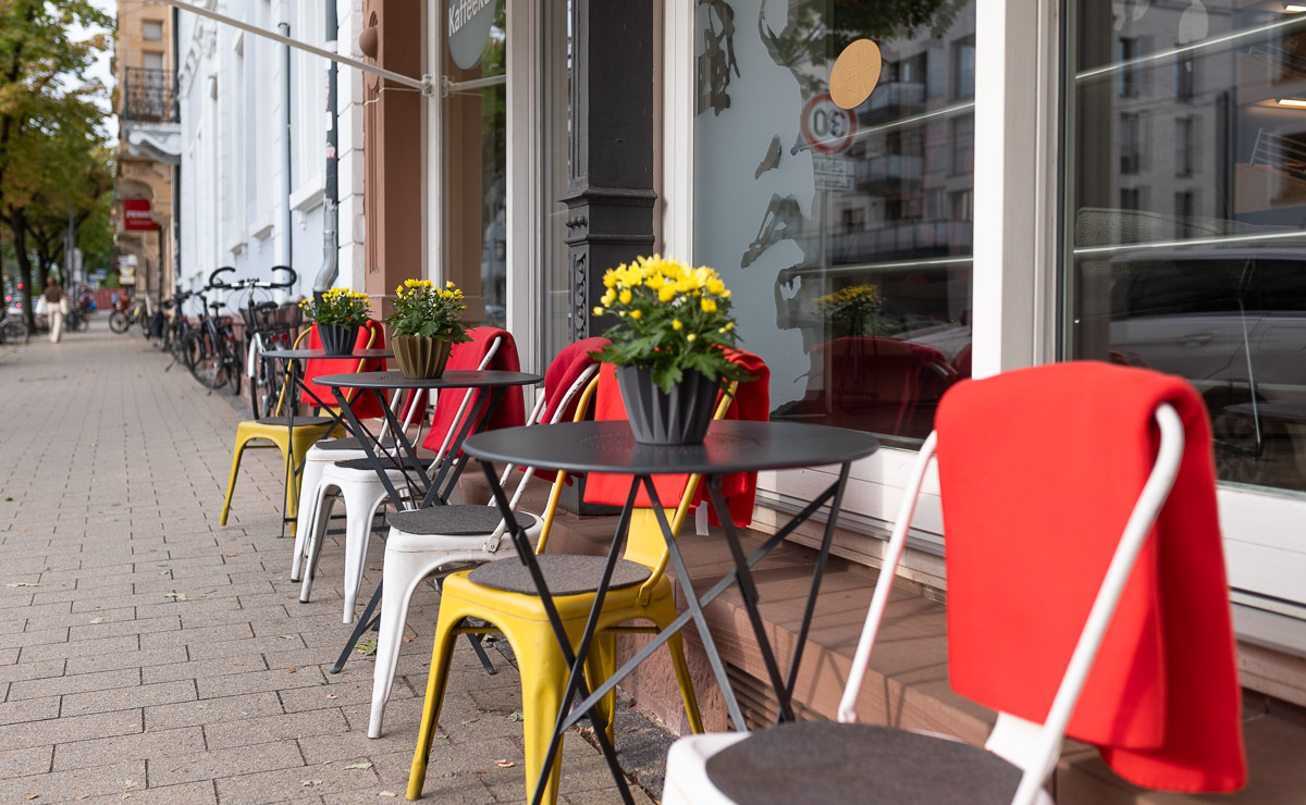 Außensitzbereich der Kaisers Gute Backstube Filiale Freiburg Rotlaubstraße Außensitzbereich der Kaisers Gute Backstube Filiale Freiburg Rotlaubstraße