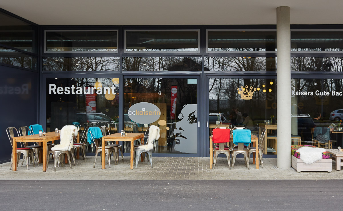 Außensitzbereich der Kaisers Gute Backstube Filiale Freiburg die Kaiserin