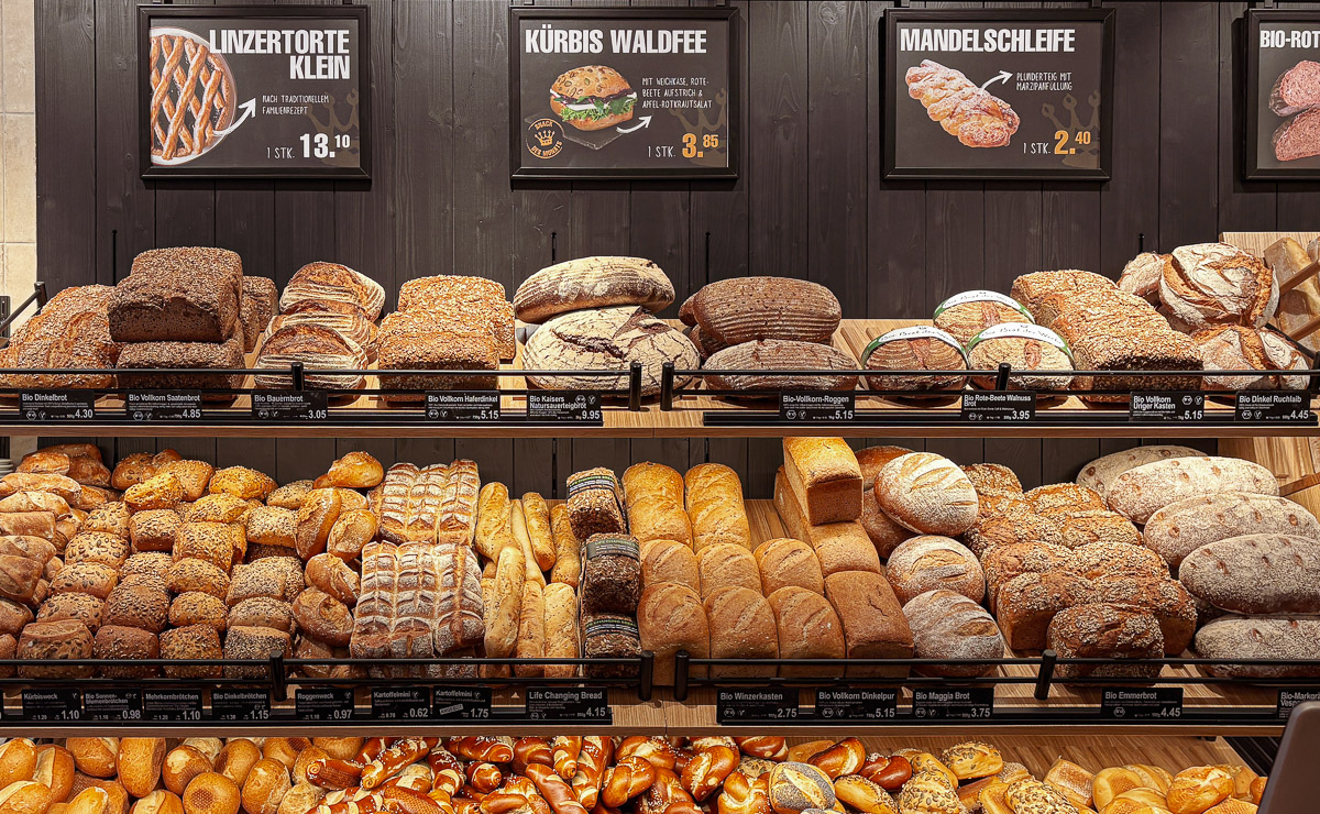 Brot- und Backwarenauslage in der Kaisers Gute Backstube Filiale Schallstadt REWE Brot- und Backwarenauslage in der Kaisers Gute Backstube Filiale Schallstadt REWE