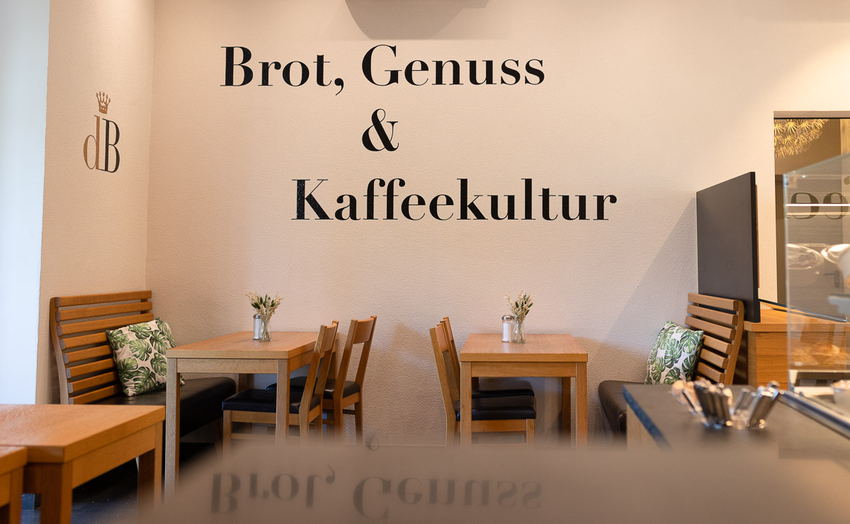 Sitzbereich in der Kaisers Gute Backstube Filiale Heitersheim dBahnhof