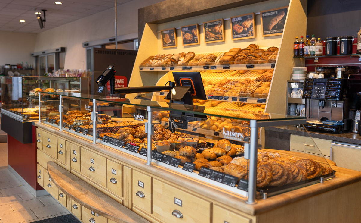 Verkaufstheke der Kaisers Gute Backstube Filiale Schliengen REWE mit Brot und Backwaren Verkaufstheke der Kaisers Gute Backstube Filiale Schliengen REWE mit Brot und Backwaren