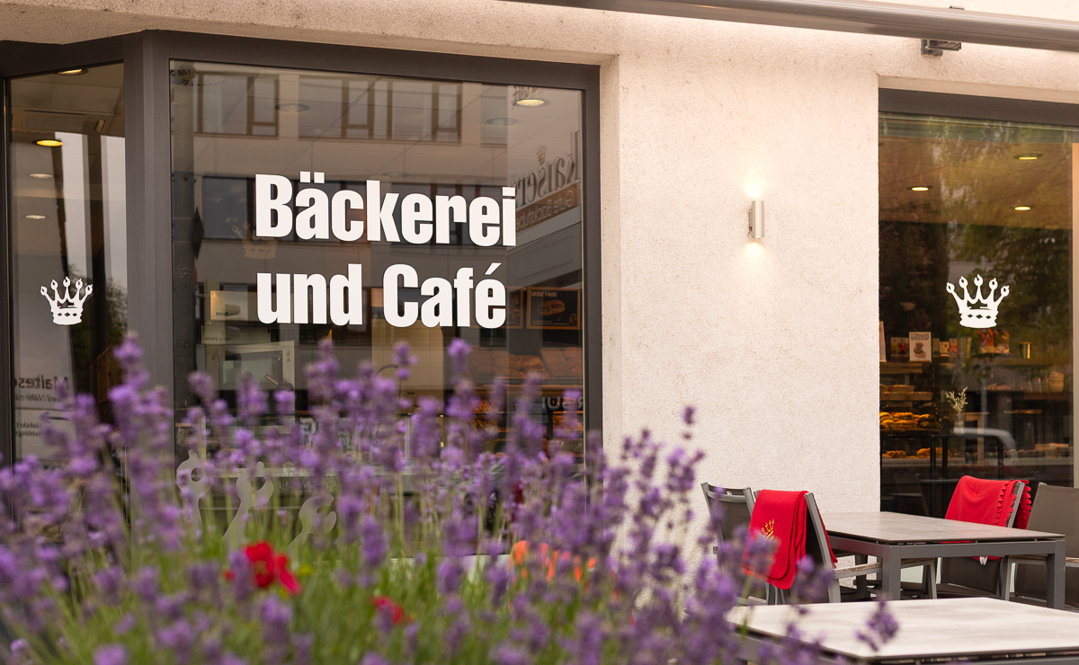 Außenansicht der Kaisers Gute Backstube Filiale Freiburg Heinrich-von-Stephan-Straße