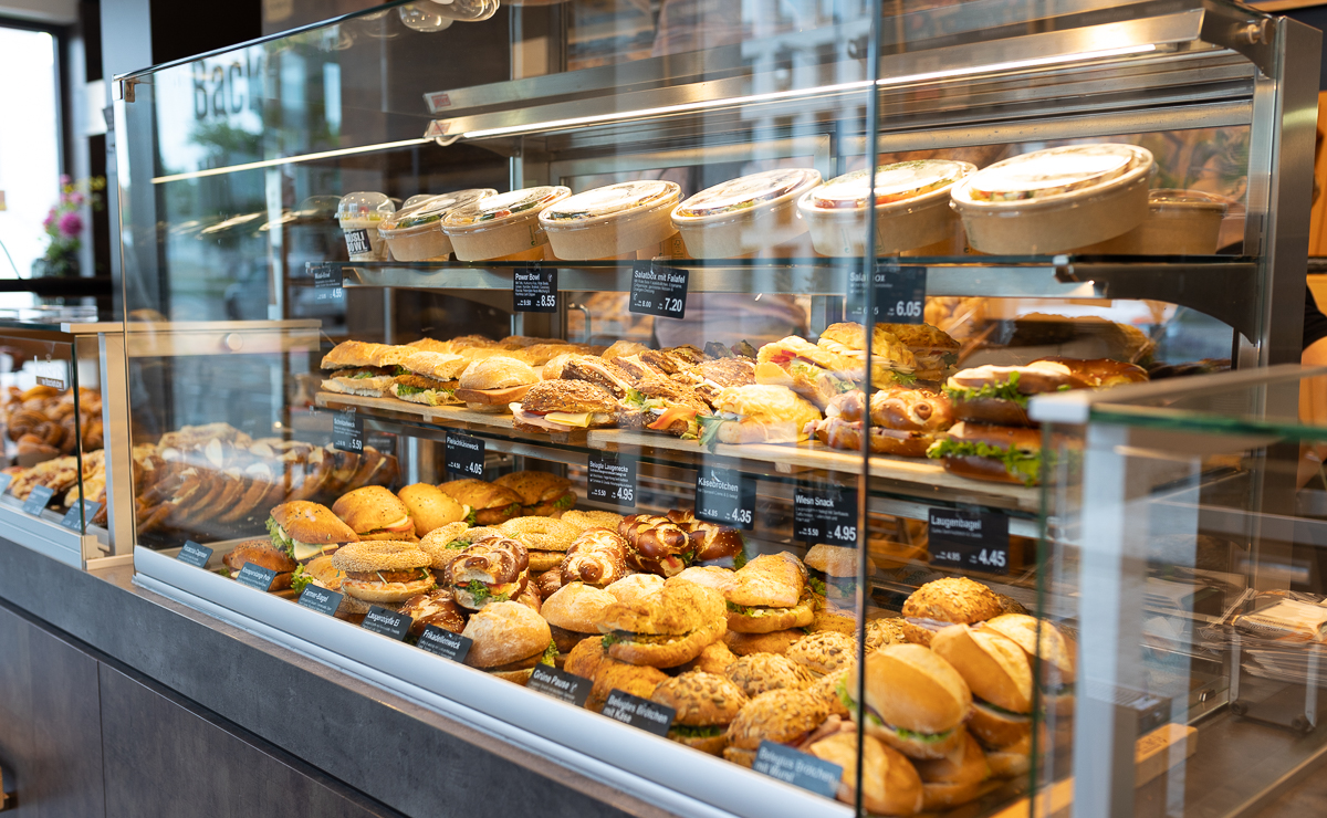 Verkaufstheke der Kaisers Gute Backstube Filiale Freiburg Heinrich-von-Stephan-Straße mit Brot und Backwaren