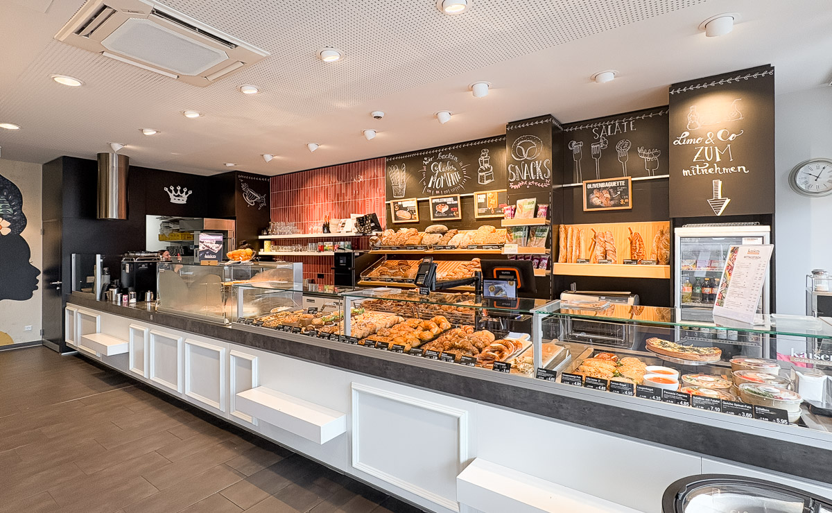 Verkaufstheke der Kaisers Gute Backstube Filiale Denzlingen mit Brot und Backwaren Verkaufstheke der Kaisers Gute Backstube Filiale Denzlingen mit Brot und Backwaren
