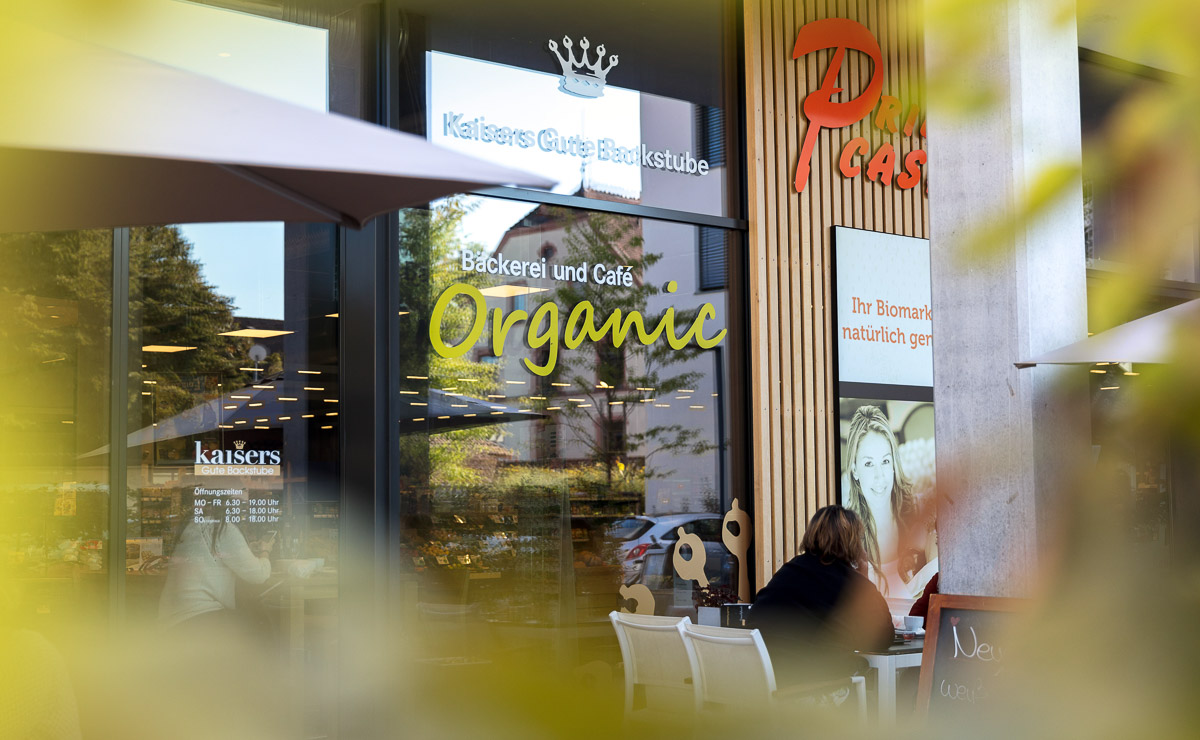 Außensitzbereich in der Kaisers Gute Backstube Filiale Lörrach Organic Außensitzbereich in der Kaisers Gute Backstube Filiale Lörrach Organic