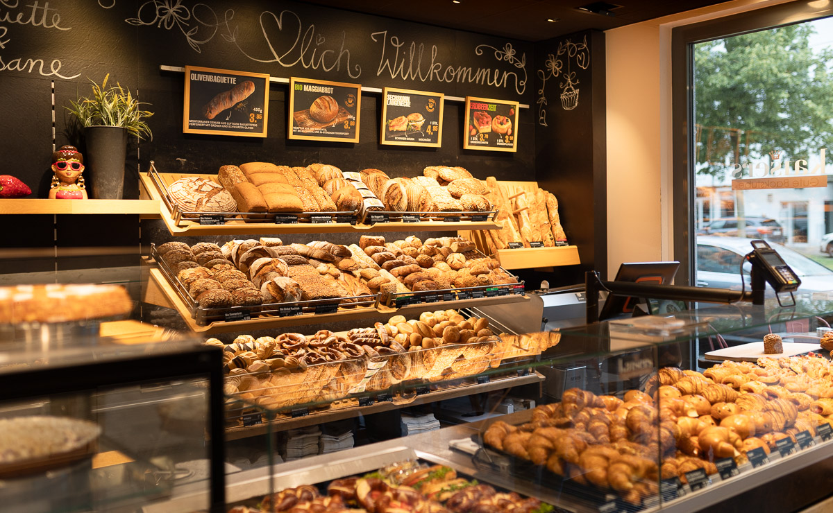 Brot- und Backwarenauslage in der Kaisers Gute Backstube Filiale Freiburg Rieselfeld Brot- und Backwarenauslage in der Kaisers Gute Backstube Filiale Freiburg Rieselfeld