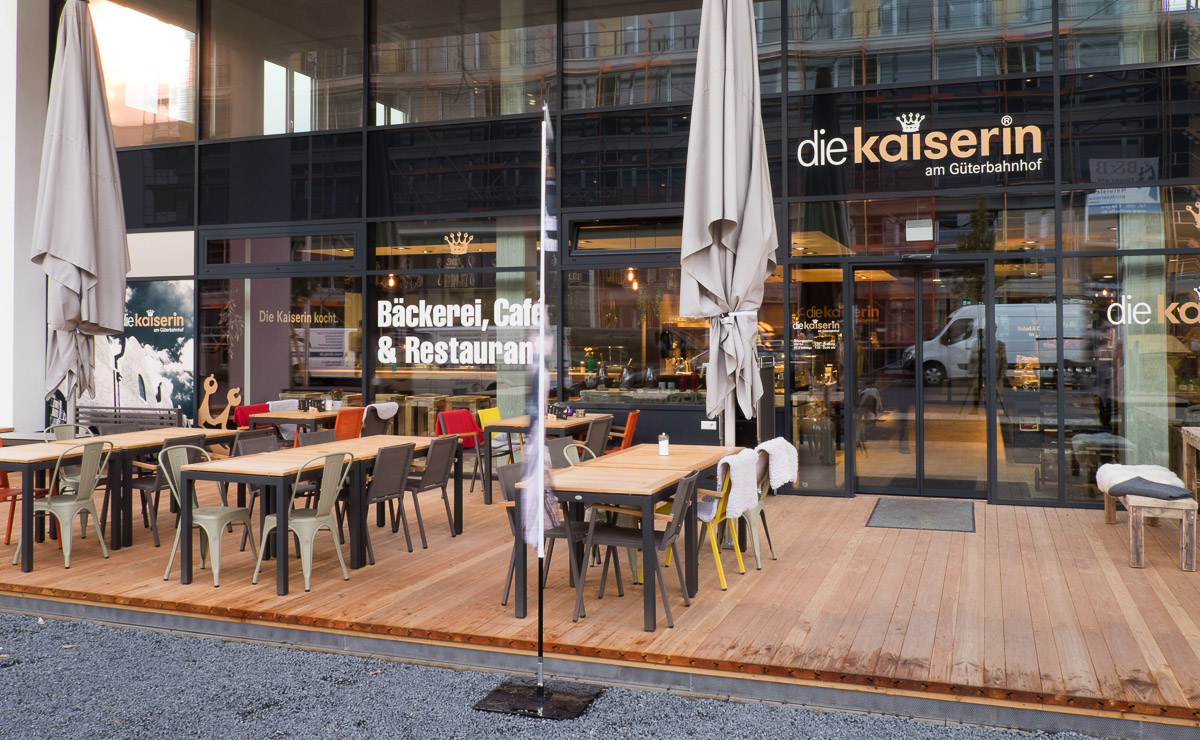Außensitzbereich der Kaisers Gute Backstube Filiale Freiburg Güterbahnhof
