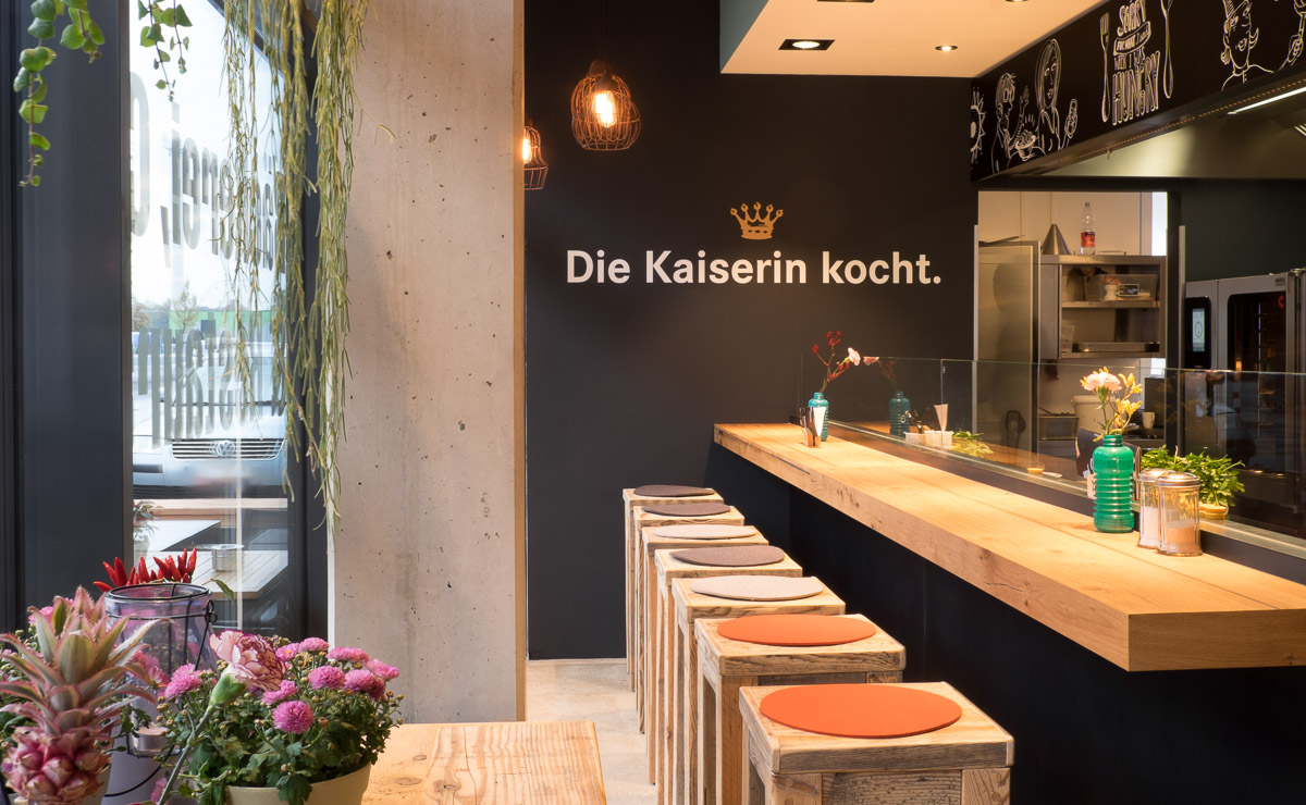 Bistrotheke der Kaisers Gute Backstube Filiale Freiburg Güterbahnhof mit Brot und Backwaren