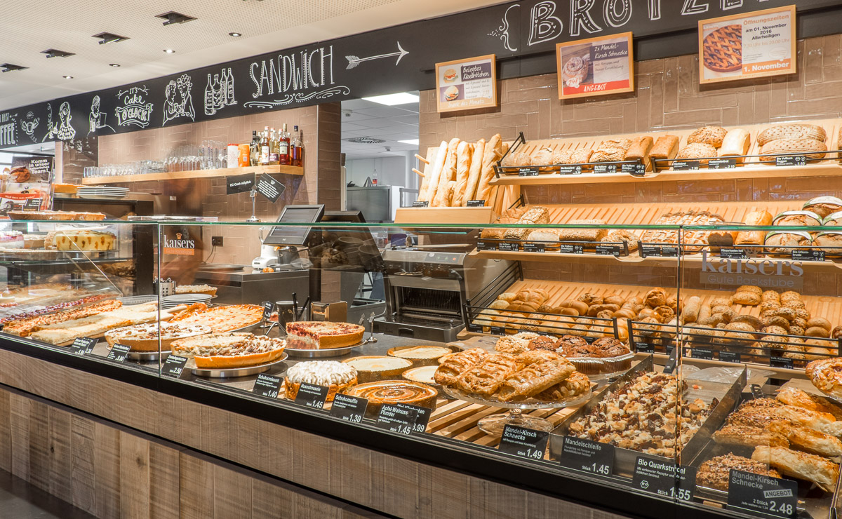 Brot- und Backwarenauslage in der Kaisers Gute Backstube Filiale Freiburg Güterbahnhof