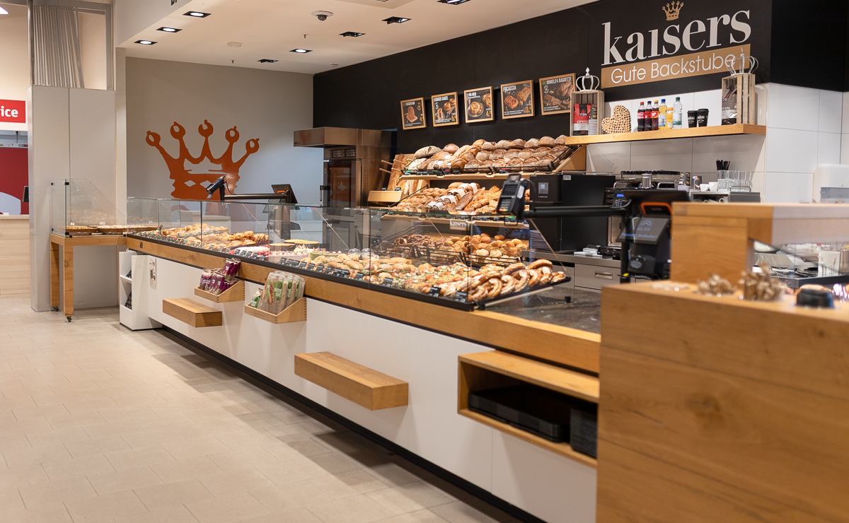 Verkaufstheke der Kaisers Gute Backstube Filiale Schopfheim REWE mit Brot und Backwaren