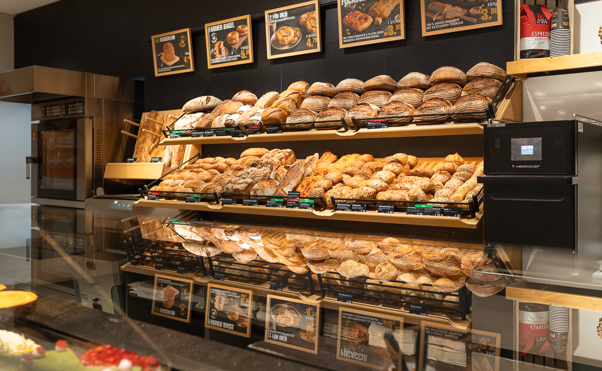 Brot- und Backwarenauslage in der Kaisers Gute Backstube Filiale Schopfheim REWE