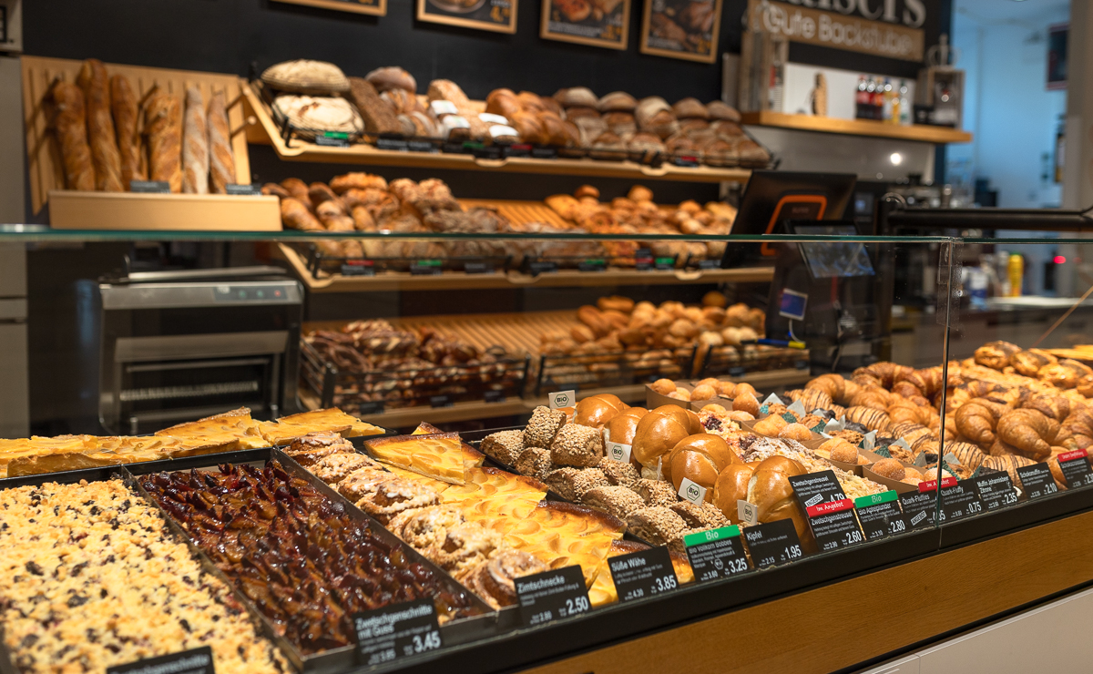 Brot- und Backwarenauslage in der Kaisers Gute Backstube Filiale Schopfheim REWE