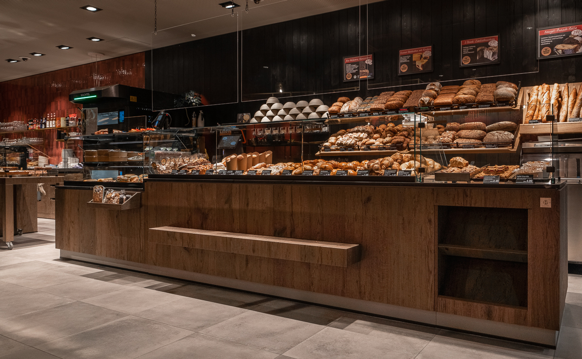 Brot- und Backwarenauslage in der Kaisers Gute Backstube Filiale Gundelfingen kaiserlich Brot- und Backwarenauslage in der Kaisers Gute Backstube Filiale Gundelfingen kaiserlich